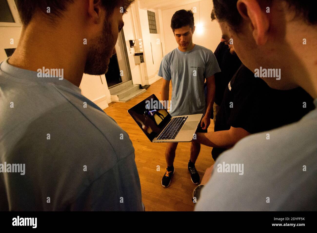 À l'école Jedi Knights. À Paris, les jeunes pratiquent le sabre laser dans un club comme s'ils pratiquaient un autre sport de combat. A l'école des CH Banque D'Images