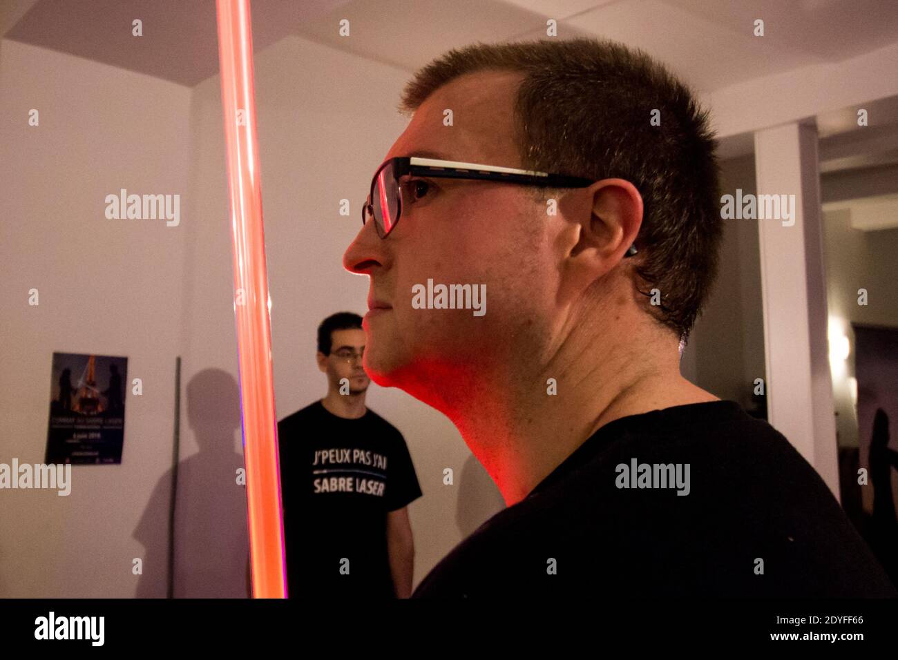 À l'école Jedi Knights. À Paris, les jeunes pratiquent le sabre laser dans un club comme s'ils pratiquaient un autre sport de combat. A l'école des CH Banque D'Images