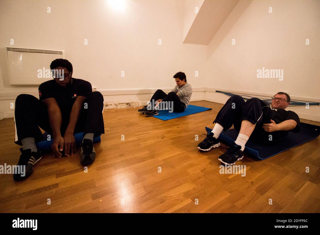À l'école Jedi Knights. À Paris, les jeunes pratiquent le sabre laser dans un club comme s'ils pratiquaient un autre sport de combat. A l'école des CH Banque D'Images