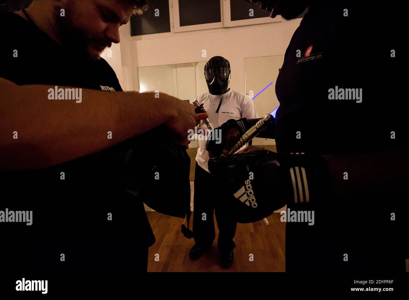 À l'école Jedi Knights. À Paris, les jeunes pratiquent le sabre laser dans un club comme s'ils pratiquaient un autre sport de combat. A l'école des CH Banque D'Images