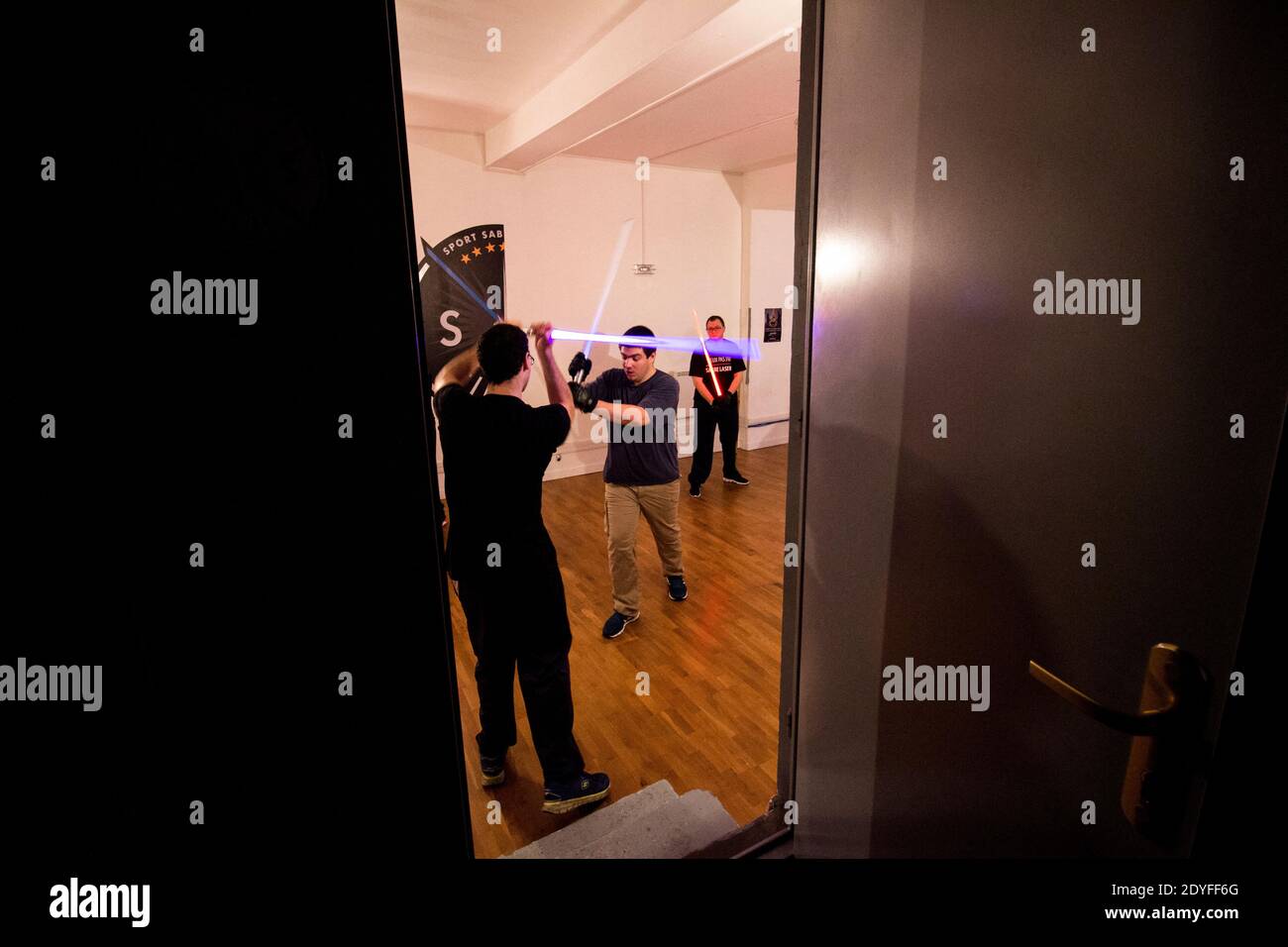 À l'école Jedi Knights. À Paris, les jeunes pratiquent le sabre laser dans un club comme s'ils pratiquaient un autre sport de combat. A l'école des CH Banque D'Images