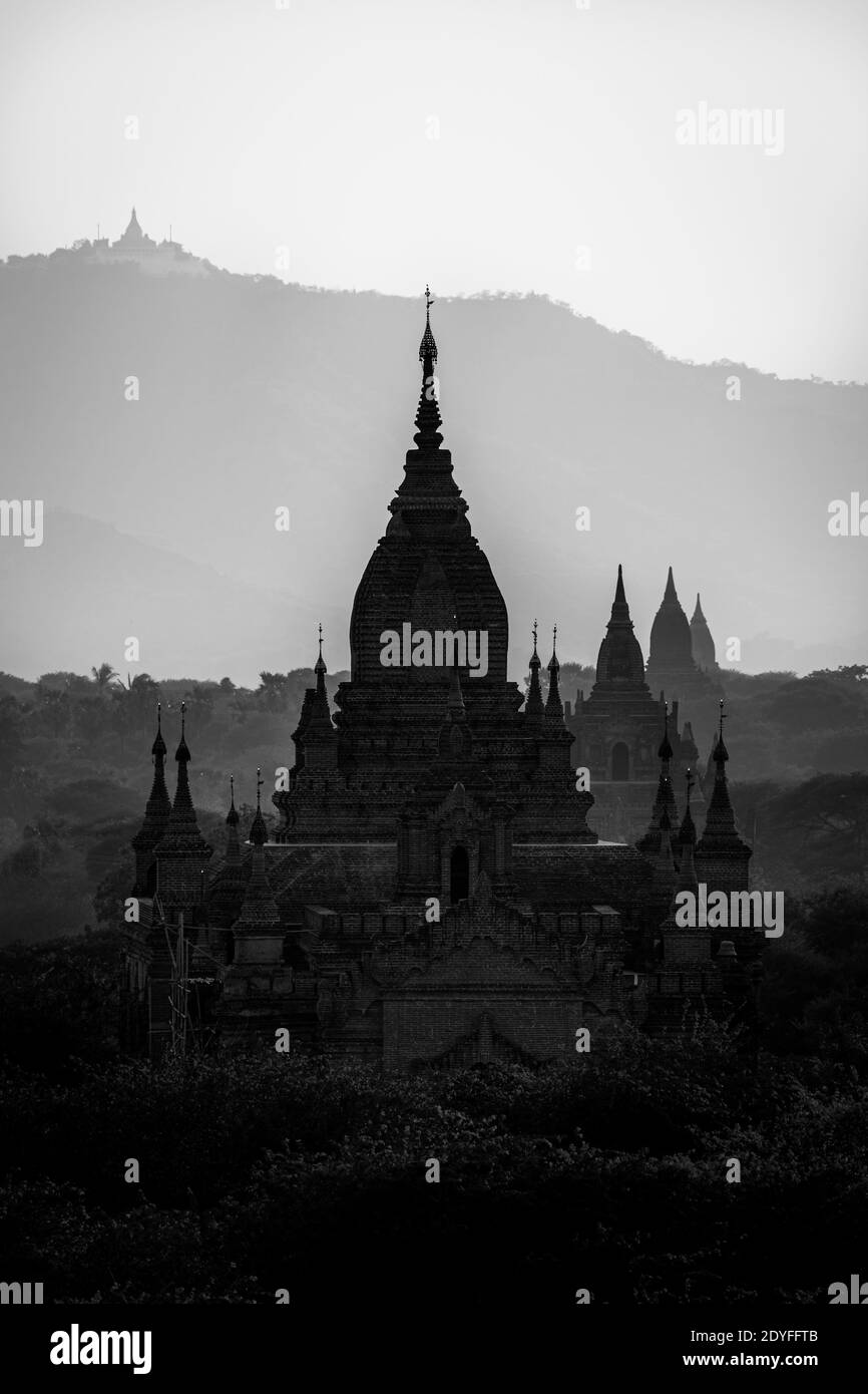 Silhouettes des temples à Bagan, Myanmar Banque D'Images