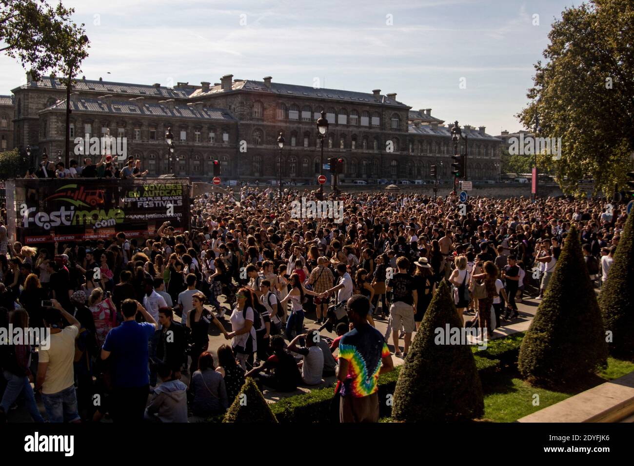 Défilé techno 2016. Défilé dans les rues de Paris au rythme du Techno. Défilé techno 2016. Défilé dans les rues de Paris sur le rythme de la Banque D'Images