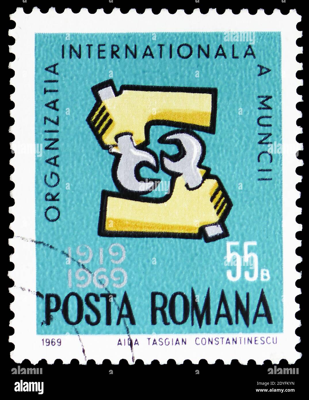 MOSCOU, RUSSIE - 23 MARS 2019 : le timbre-poste imprimé en Roumanie présente l'insigne de l'Organisation internationale du travail, vers 1969 Banque D'Images