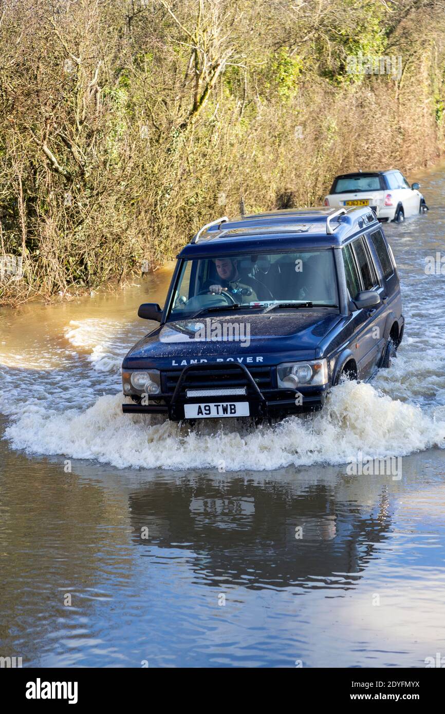 Véhicule Land Rover Discovery Td5 traversant des eaux d'inondation à Kellaways, Wiltshire, Angleterre, Royaume-Uni 24/12/20 Banque D'Images