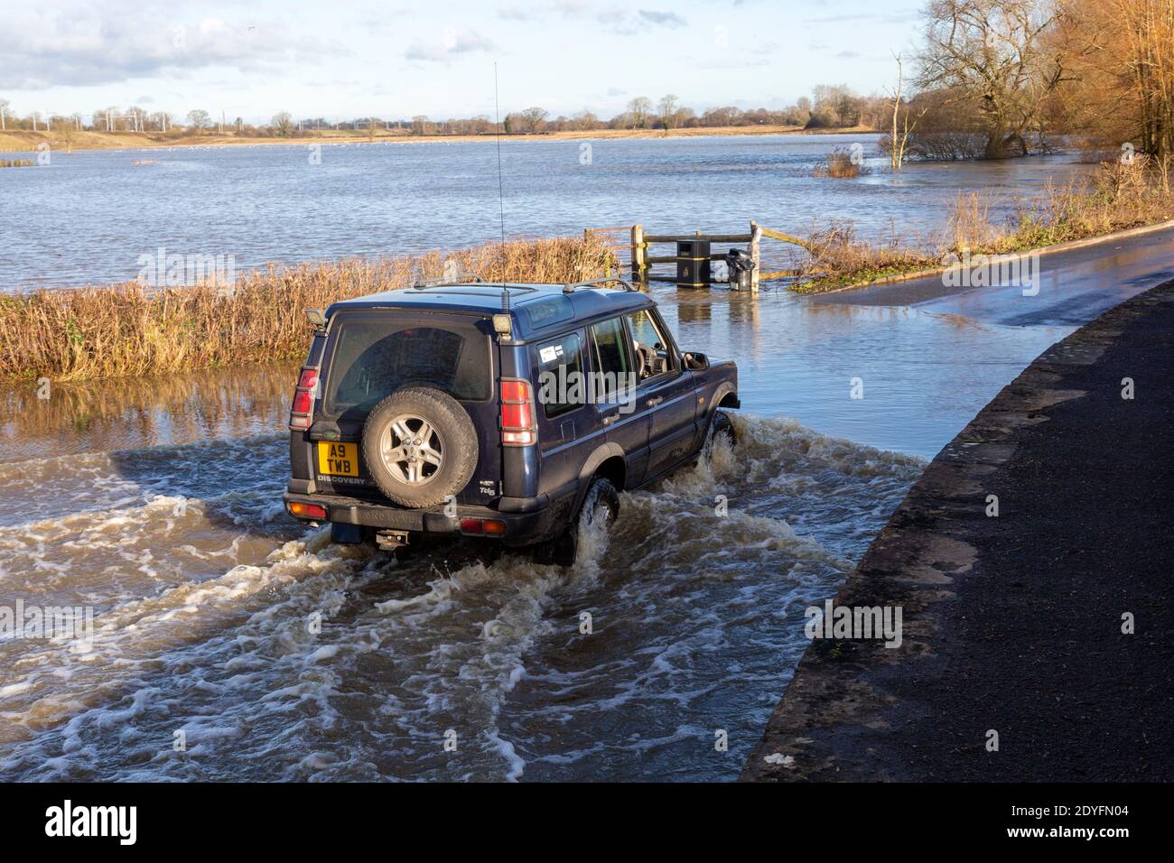 Véhicule Land Rover Discovery Td5 traversant des eaux d'inondation à Kellaways, Wiltshire, Angleterre, Royaume-Uni 24/12/20 Banque D'Images