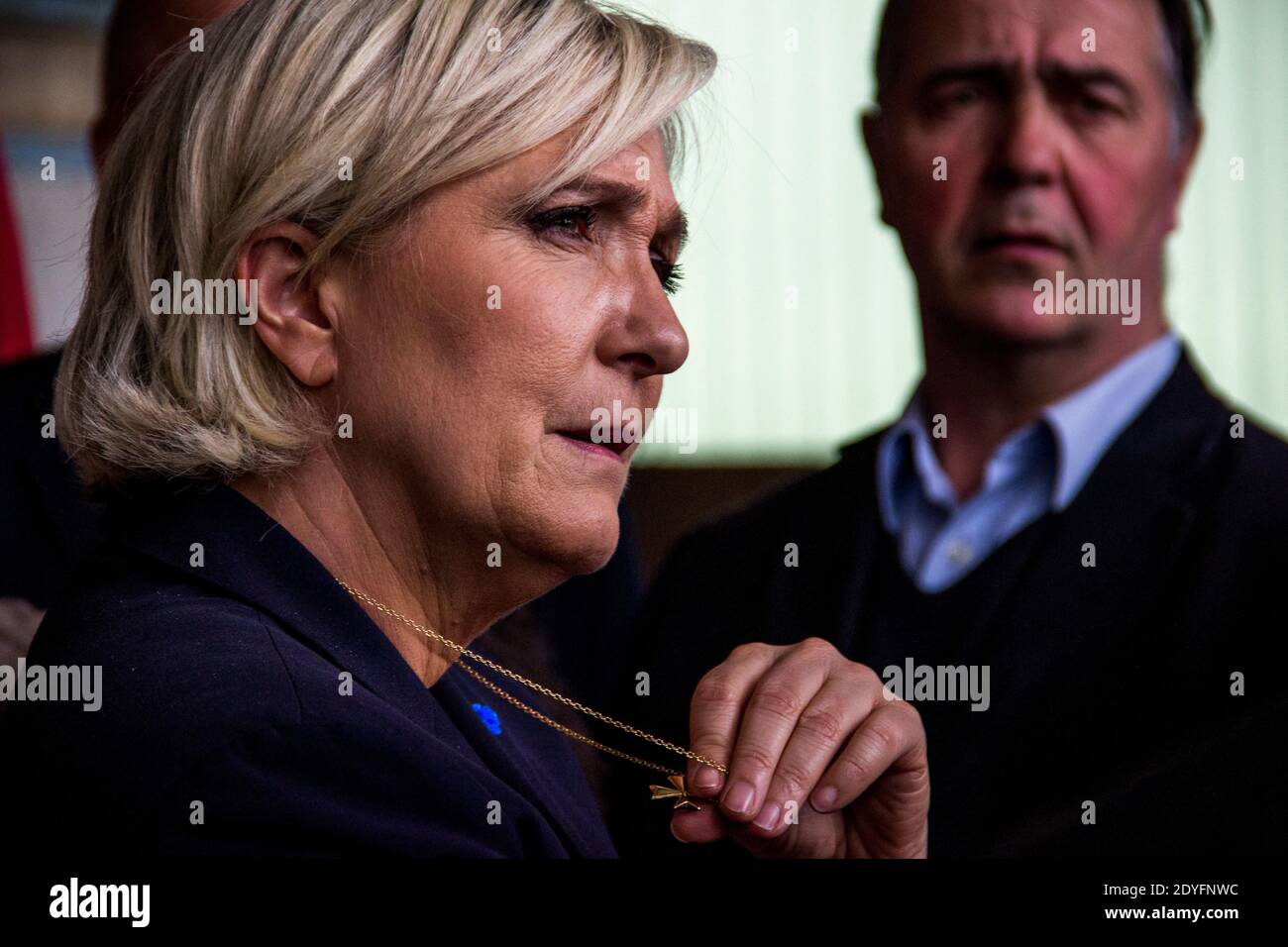 Marine le Pen visite une ferme porcine en Bretagne. Marine le Pen, candidate du parti national du Front extrême-droite (FN), a visité une ferme porcine à Pordic Banque D'Images