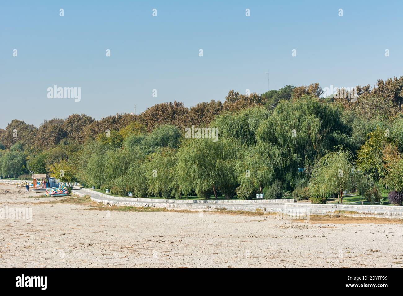 Rive de la sécheresse rivière Zayandeh en hiver, vue depuis le Pol si-o-seh ou pont de trente-trois travées, Esfahan, Iran. Banque D'Images