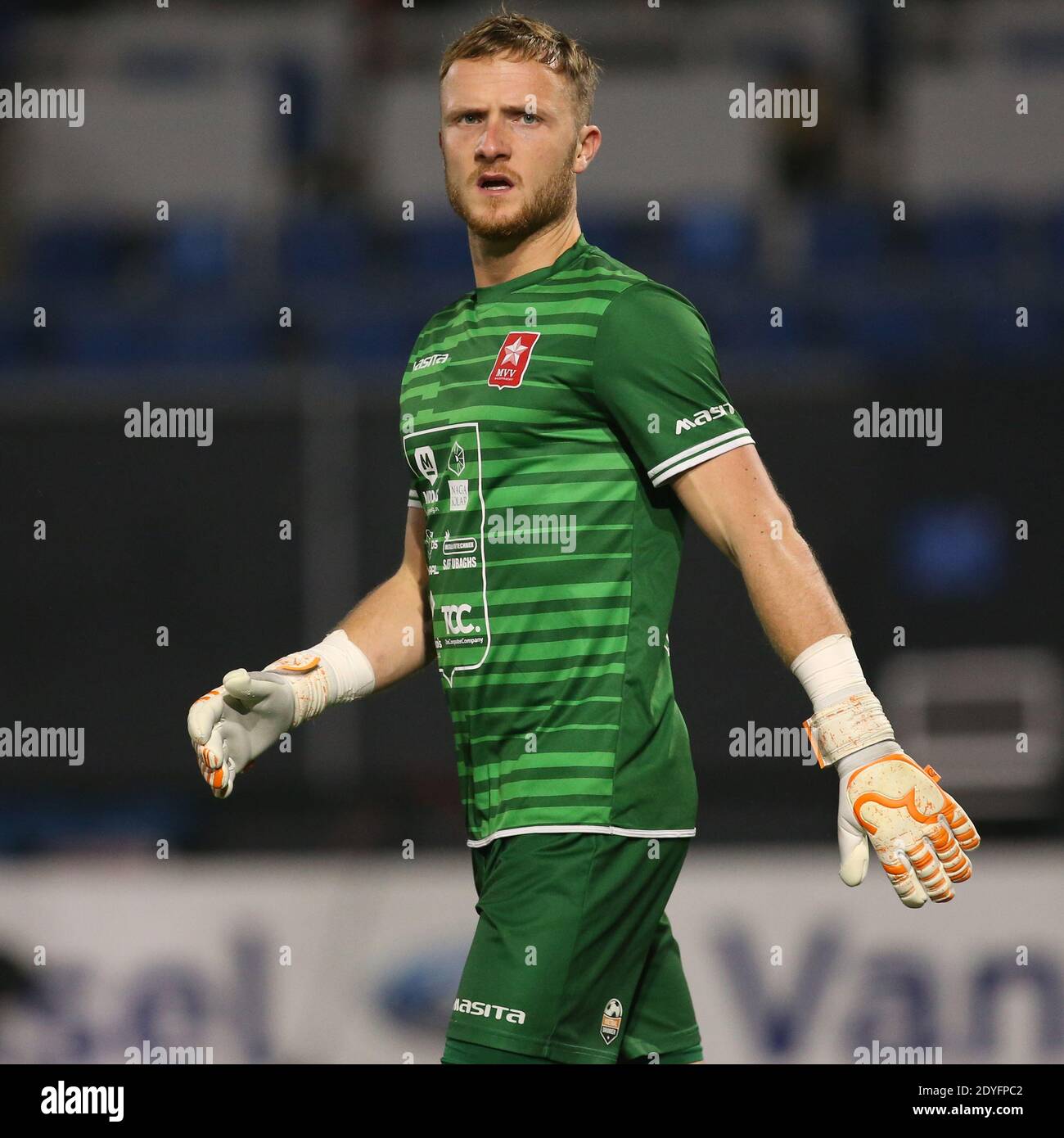 EINDHOVEN, PAYS-BAS - DÉCEMBRE 12 : gardien de but Mike Haverkotte de MVV pendant le match néerlandais de Keukenkampioendivision entre le FC Eindhoven et le MVV à Banque D'Images