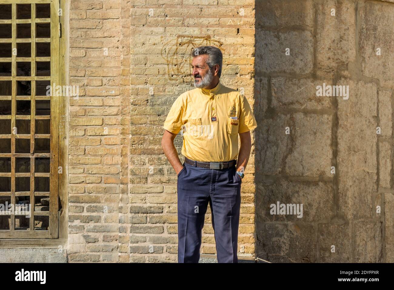 Un iranien debout sur le pont Allahverdi Khan, également connu sous le nom de si-o-seh Pol ou pont de trente-trois travées, Esfahan, Iran. Banque D'Images