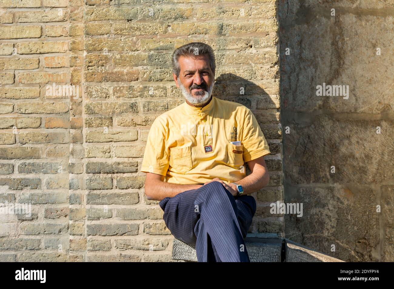 Un iranien assis au pont Allahverdi Khan, également connu sous le nom de si-o-seh Pol ou pont de trente-trois travées, Esfahan, Iran. Banque D'Images