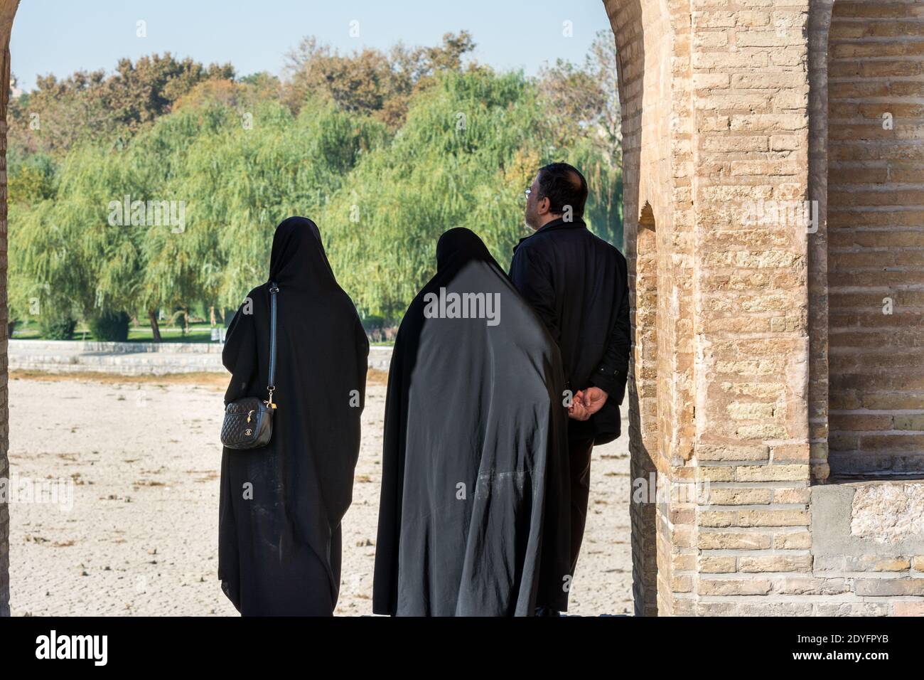 Iran visiteurs se tenant à l'Arche d'Allahverdi Khan Bridge, également connu sous le nom de si-o-seh Pol ou pont de trente-trois travées, Esfahan, Iran. Banque D'Images