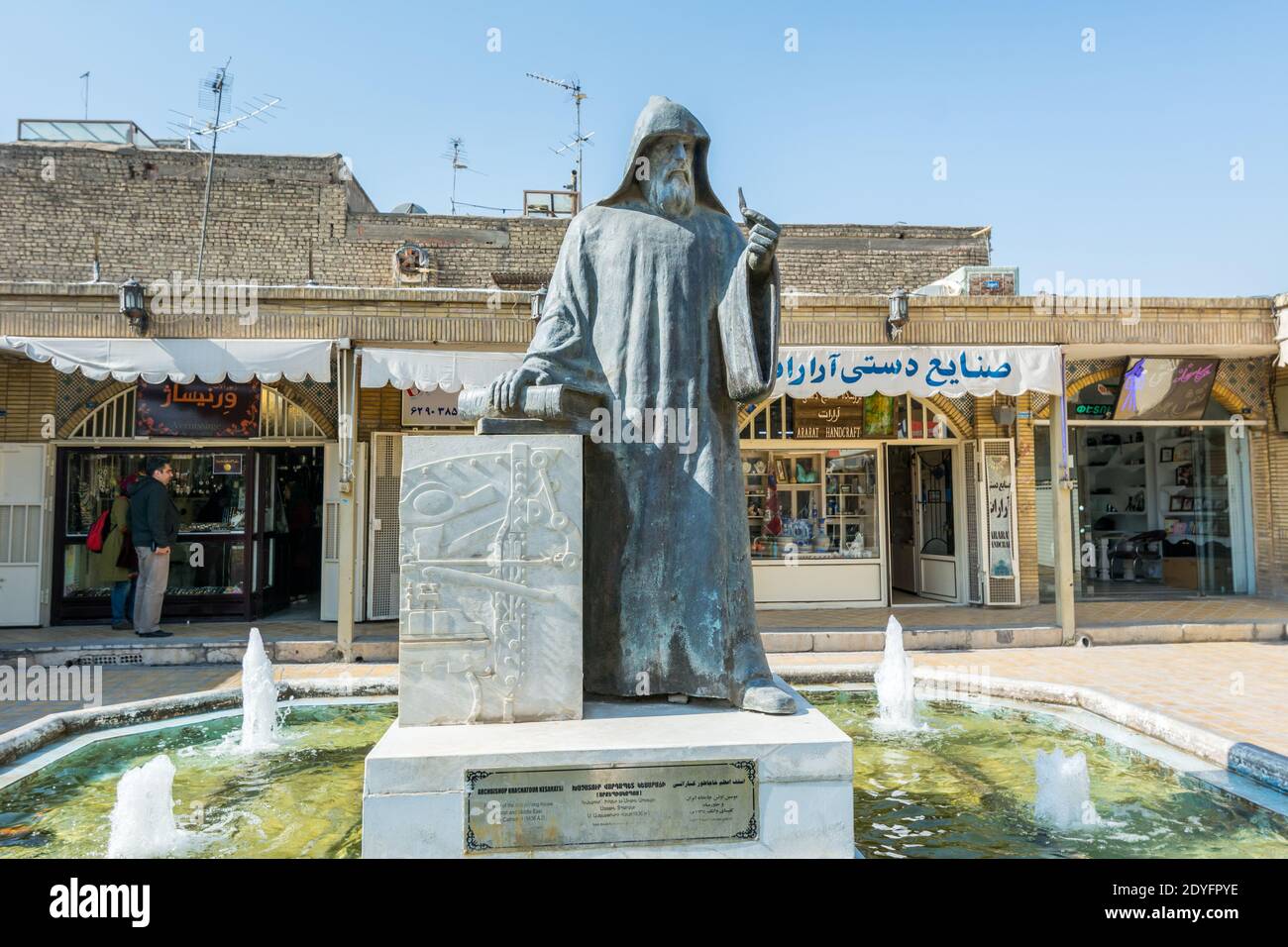 Statue de l'archevêque Khachatour Kesaratsi en face de la Cathédrale Aréna-Saint-Sauveur (Cathédrale de Vank) à Isfahan, à l'honneur de la fondation Banque D'Images