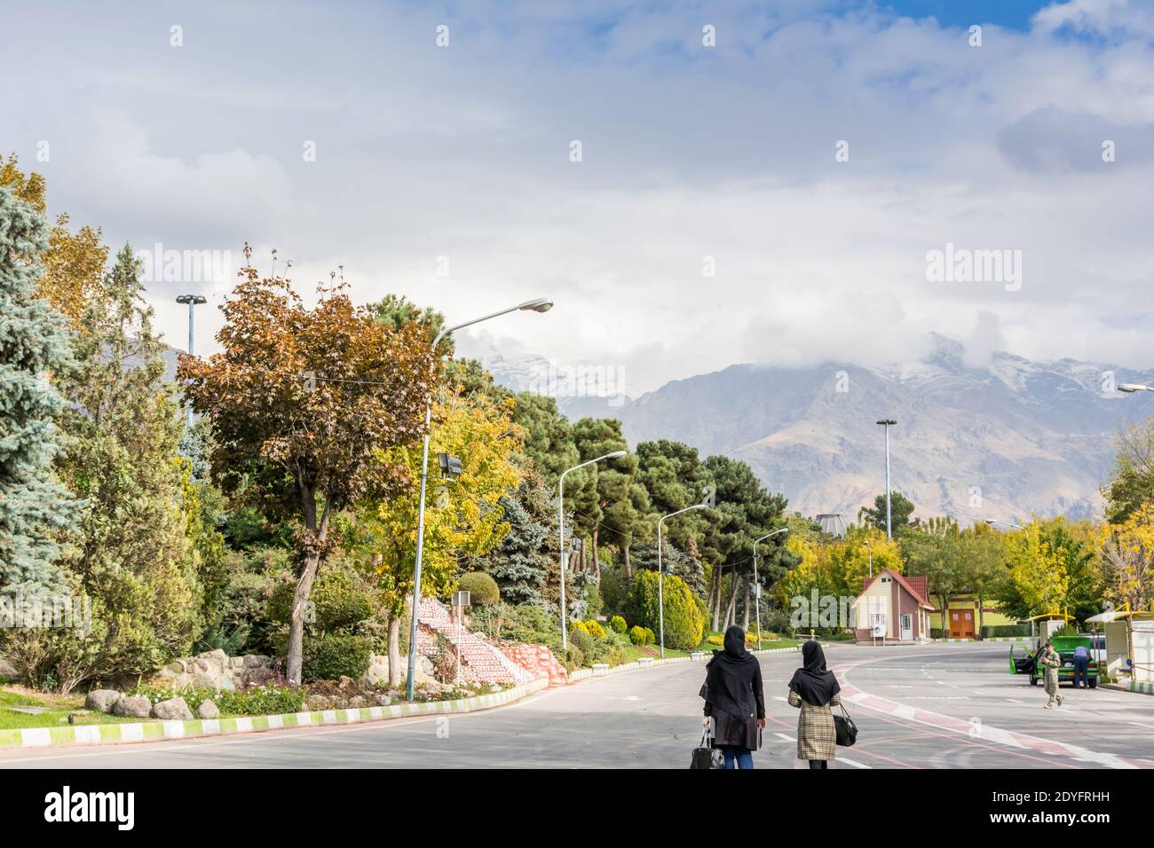 Vue sur la rue de Téhéran en hiver avec Les montagnes de l'Alborz ont été enneigées contre un ciel nuageux en arrière-plan Banque D'Images