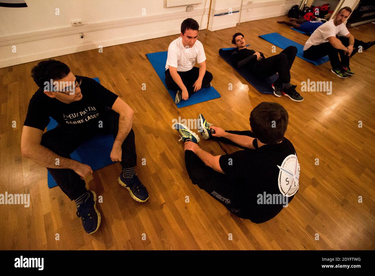 À l'école Jedi Knights. À Paris, les jeunes pratiquent le sabre laser dans un club comme s'ils pratiquaient un autre sport de combat. A l'école des CH Banque D'Images