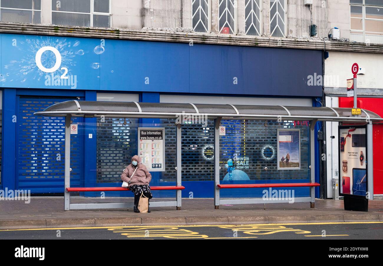 Brighton Royaume-Uni 26 décembre 2020 - les rues de Brighton sont calmes par un magasin O2 le lendemain de Noël comme l'ensemble de Sussex est entré dans le Tier 4 hier soir à minuit . Les nouvelles restrictions du coronavirus COVID-19 touchent des millions de personnes dans le Sud et le Sud-est de la Grande-Bretagne : crédit Simon Dack / Alamy Live News Banque D'Images