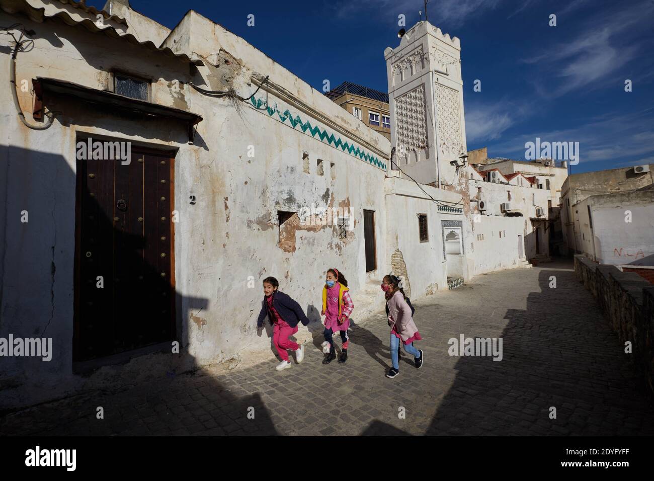 La Casbah d'Alger, en Algérie, ville millénaire classée par l'UNESCO en 1992 Patrimoine mondial, à Al site. Cette vieille médina couvre 105 hectares et se compose de ruelles abruptes et d'un enchevêtrement de maisons construites sur une pente raide de 118 m de hauteur. Selon l'UNESCO, les opérations de restauration du patrimoine bâti de la Casbah entreprises dans le cadre du Plan de sauvegarde contribuent à maintenir l'intégrité du site. Toutefois, il existe des menaces qui sont liées en particulier à des interventions incontrôlées. En outre, plusieurs maisons sont en ruines ou menacent de tomber en ruines. La Casbah est également connue Banque D'Images