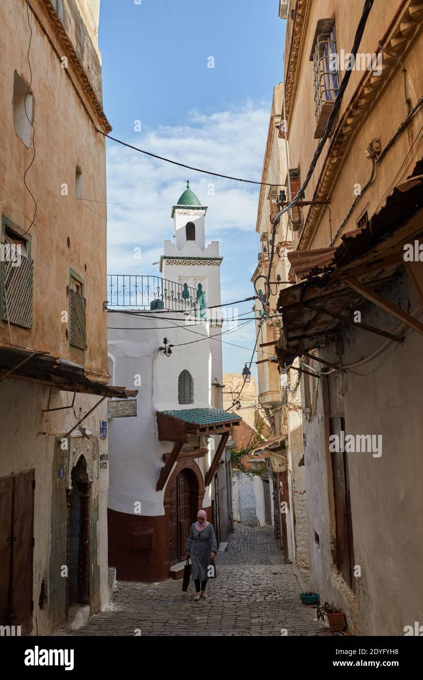La Casbah d'Alger, en Algérie, ville millénaire classée par l'UNESCO en 1992 Patrimoine mondial, à Al site. Cette vieille médina couvre 105 hectares et se compose de ruelles abruptes et d'un enchevêtrement de maisons construites sur une pente raide de 118 m de hauteur. Selon l'UNESCO, les opérations de restauration du patrimoine bâti de la Casbah entreprises dans le cadre du Plan de sauvegarde contribuent à maintenir l'intégrité du site. Toutefois, il existe des menaces qui sont liées en particulier à des interventions incontrôlées. En outre, plusieurs maisons sont en ruines ou menacent de tomber en ruines. La Casbah est également connue Banque D'Images