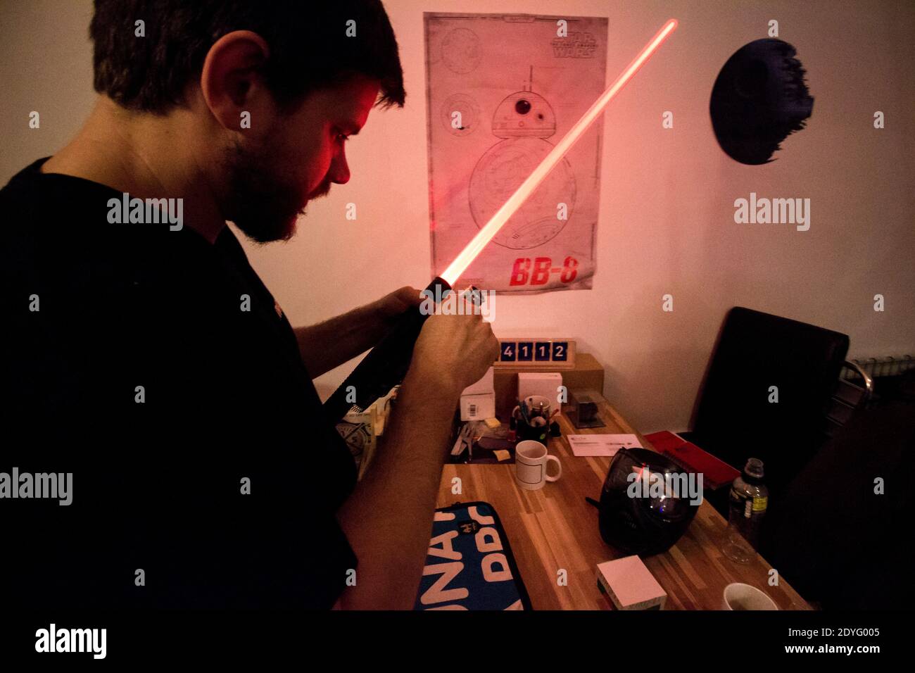 À l'école Jedi Knights. À Paris, les jeunes pratiquent le sabre laser dans un club comme s'ils pratiquaient un autre sport de combat. A l'école des CH Banque D'Images