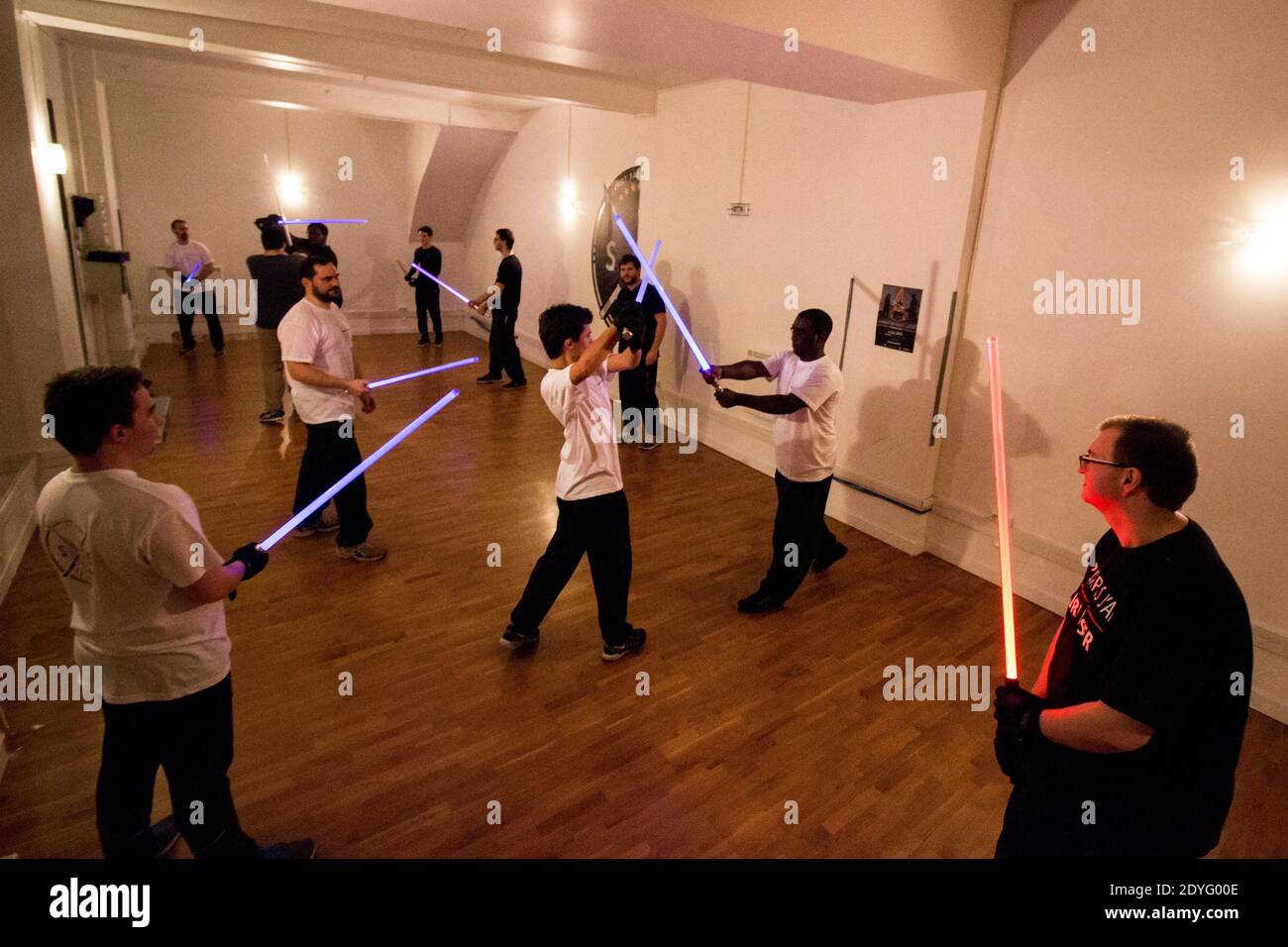 À l'école Jedi Knights. À Paris, les jeunes pratiquent le sabre laser dans un club comme s'ils pratiquaient un autre sport de combat. A l'école des CH Banque D'Images