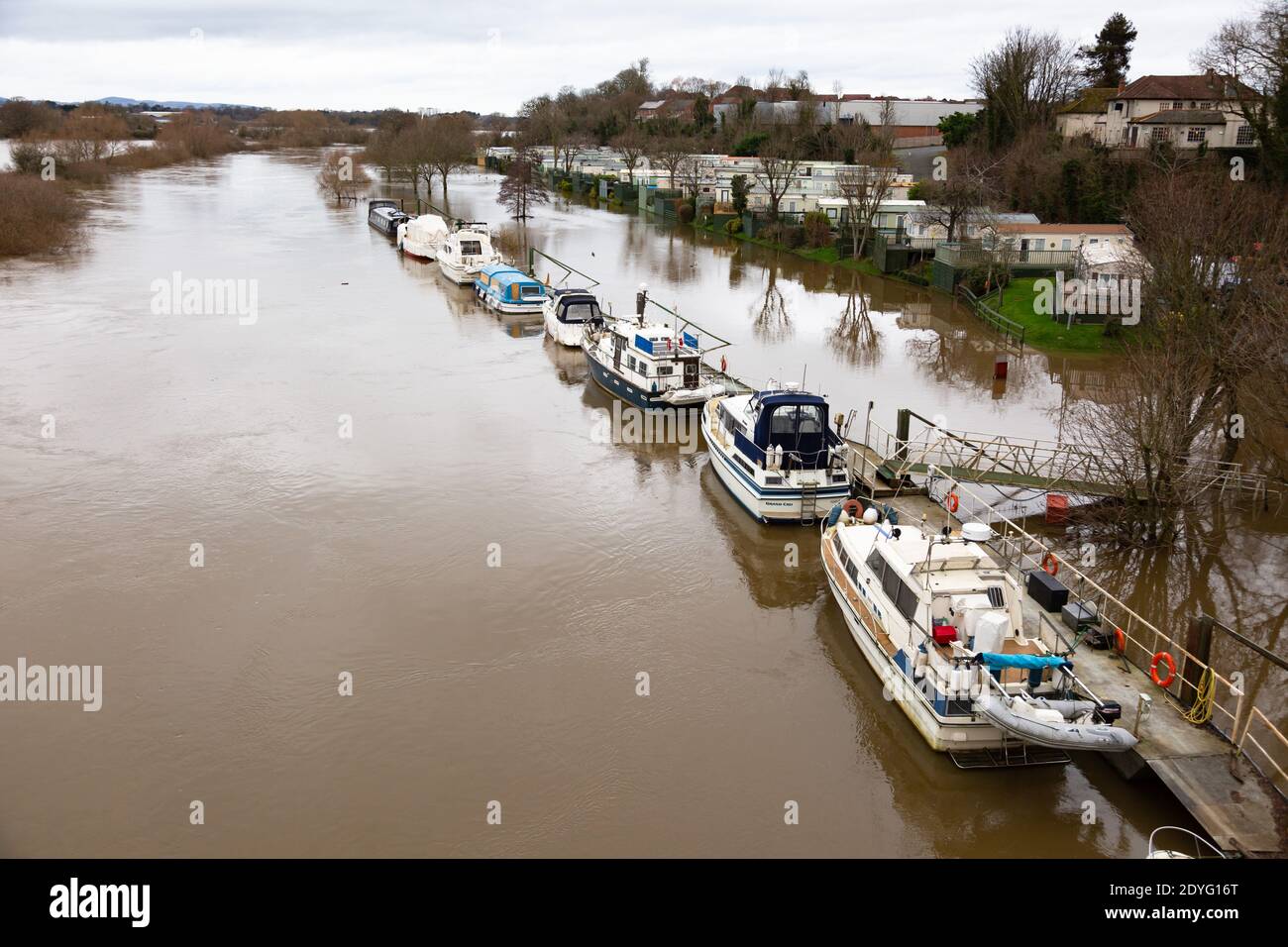 Worcester, Royaume-Uni. 26 décembre 2020. La rivière Severn, près de Worcester, en Angleterre, a brisé ses berges, les terres agricoles environnantes étant sous plusieurs pieds d'eau. Crédit : Peter Lophan/Alay Live News Banque D'Images