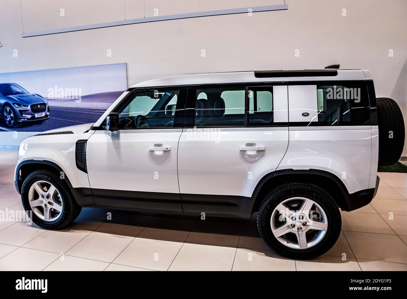 ROSTOV-SUR-LE-DON, RUSSIE - 7 DÉCEMBRE 2020 : Land Rover Defender, nouveau modèle populaire dans le centre des concessionnaires, vue latérale Banque D'Images