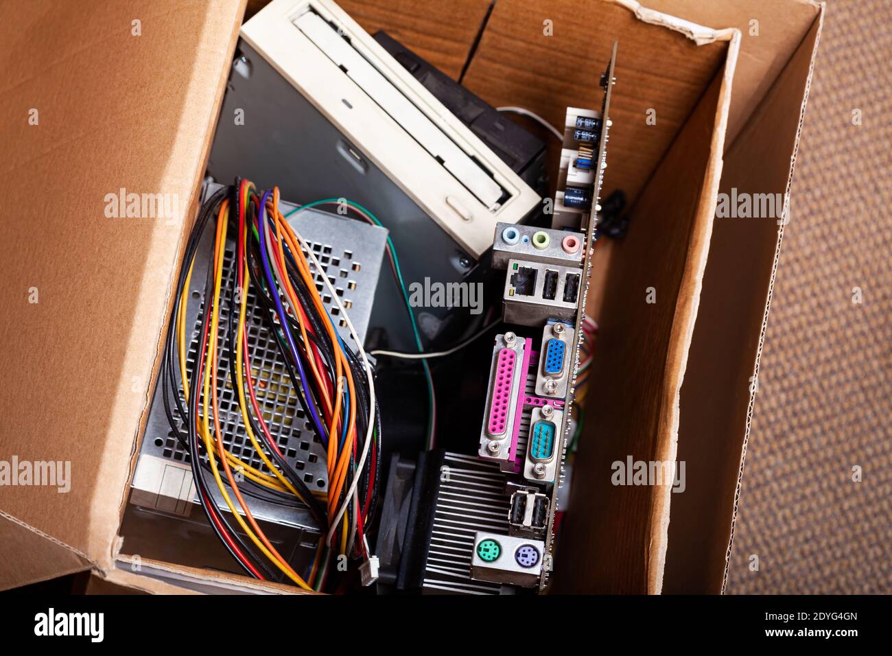 Déchets électroniques, boîte en carton pleine de déchets électroniques, vieux pc de bureau, composants informatiques. Technologie obsolète mise au rebut en toute sécurité, mise au rebut o Banque D'Images