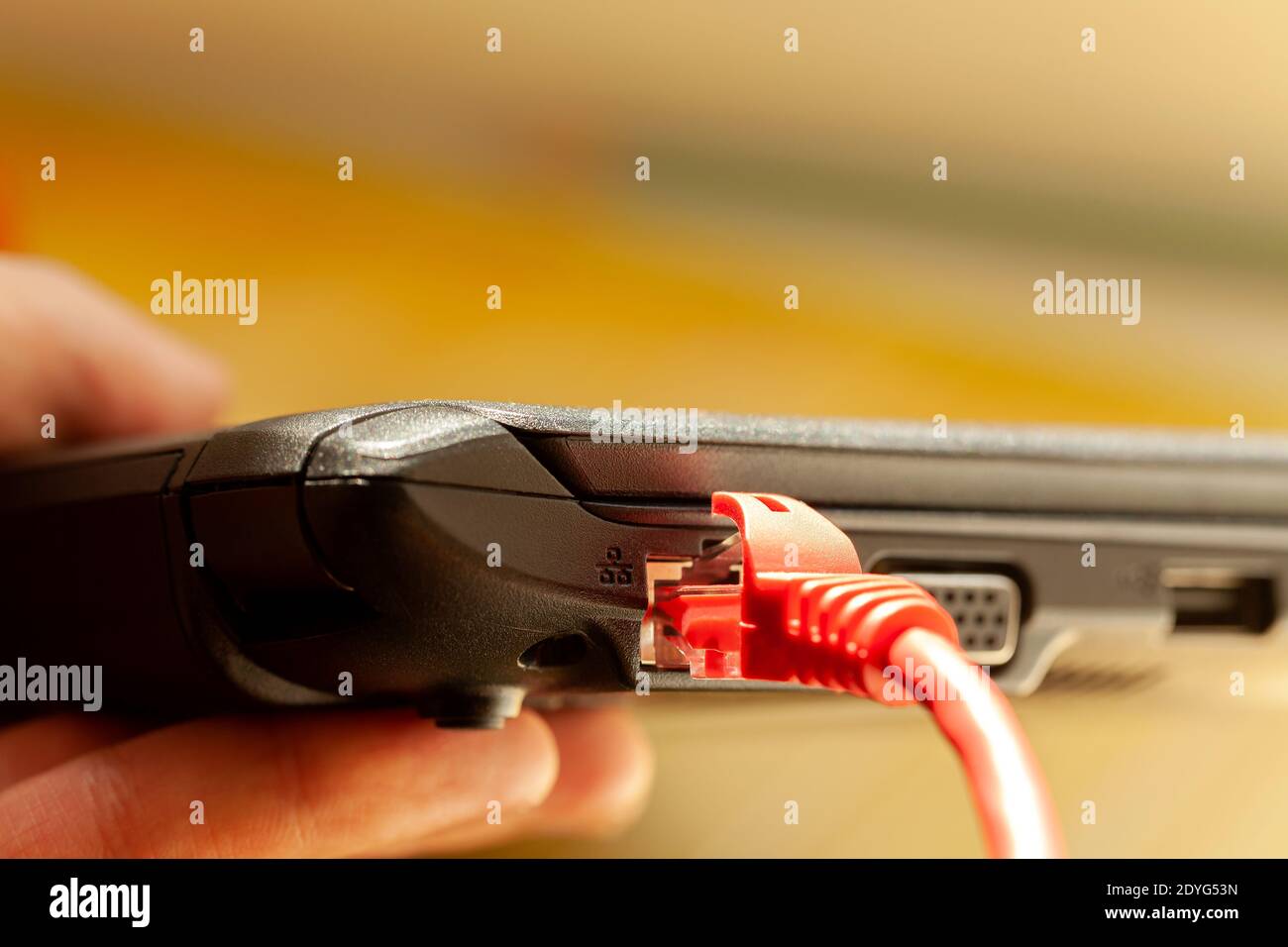 Câble réseau rouge pour ordinateur portable connecté, port de connexion Internet pour netbook, détails, espace de copie. Ordinateur portable fin avec fiche rj45, vue latérale. Accès Web Banque D'Images