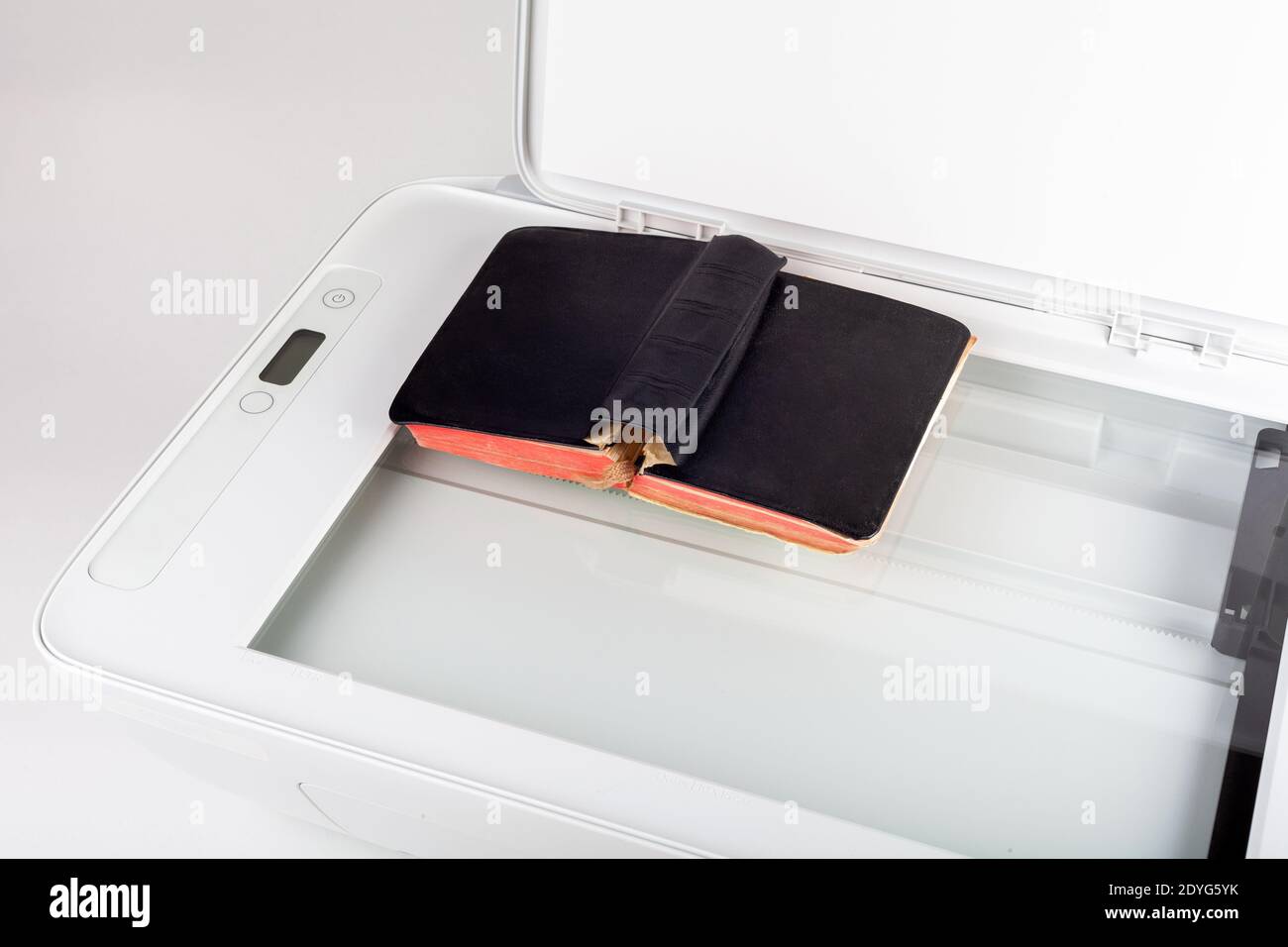 Scanner simple, photocopieuse, photocopieuse de bureau scannant un petit  livre ancien sur la surface en verre, processus de numérisation Photo Stock  - Alamy