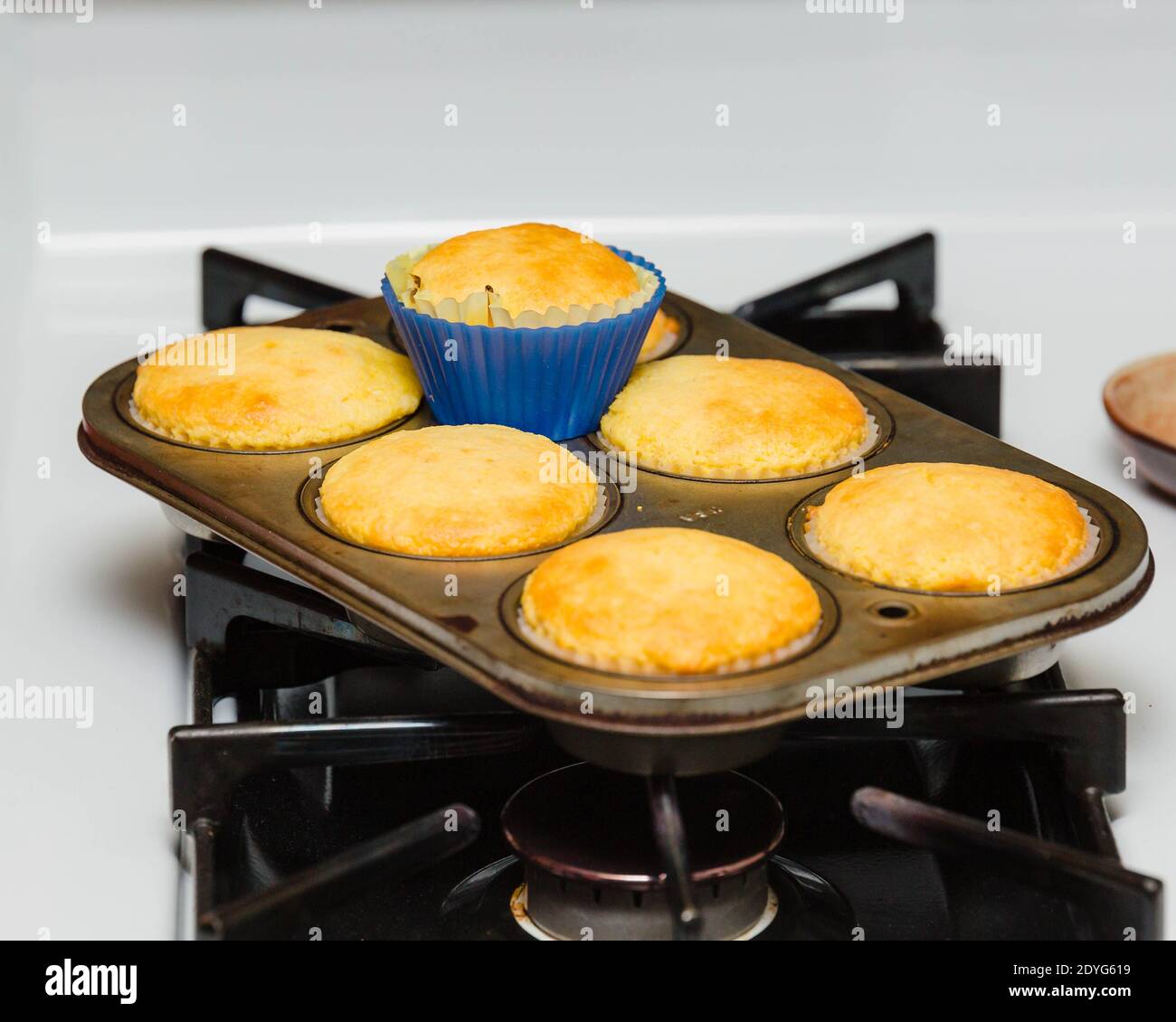 muffins au maïs frais du four assis dans la cuisinière Banque D'Images