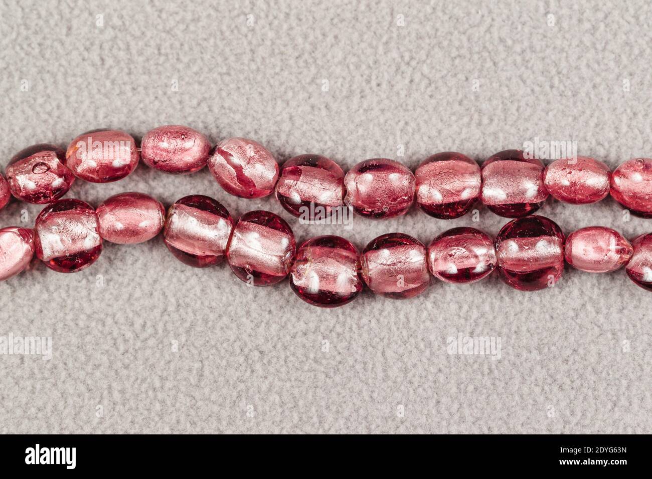 support de perles tubulaires roses pour la création de bijoux Banque D'Images