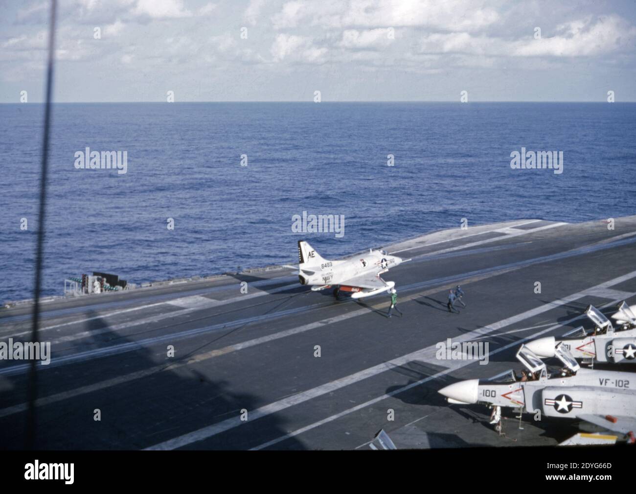 MARINE AMÉRICAINE / Marine américaine Flugzeugträger Kitty-Hawk-Klasse / avion Carrier Kitty-Hawk-Class - USS America CV-66 - Landing Douglas A4D-2N (A-4C) Skyhawk Banque D'Images