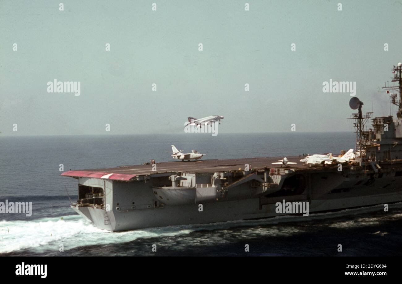 MARINE AMÉRICAINE / Marine américaine Flugzeugträger Kitty-Hawk-Klasse / avion Carrier Kitty-Hawk-Class - USS America CV-66 - Landing McDonnell Douglas F-4B FANTÔME II Banque D'Images