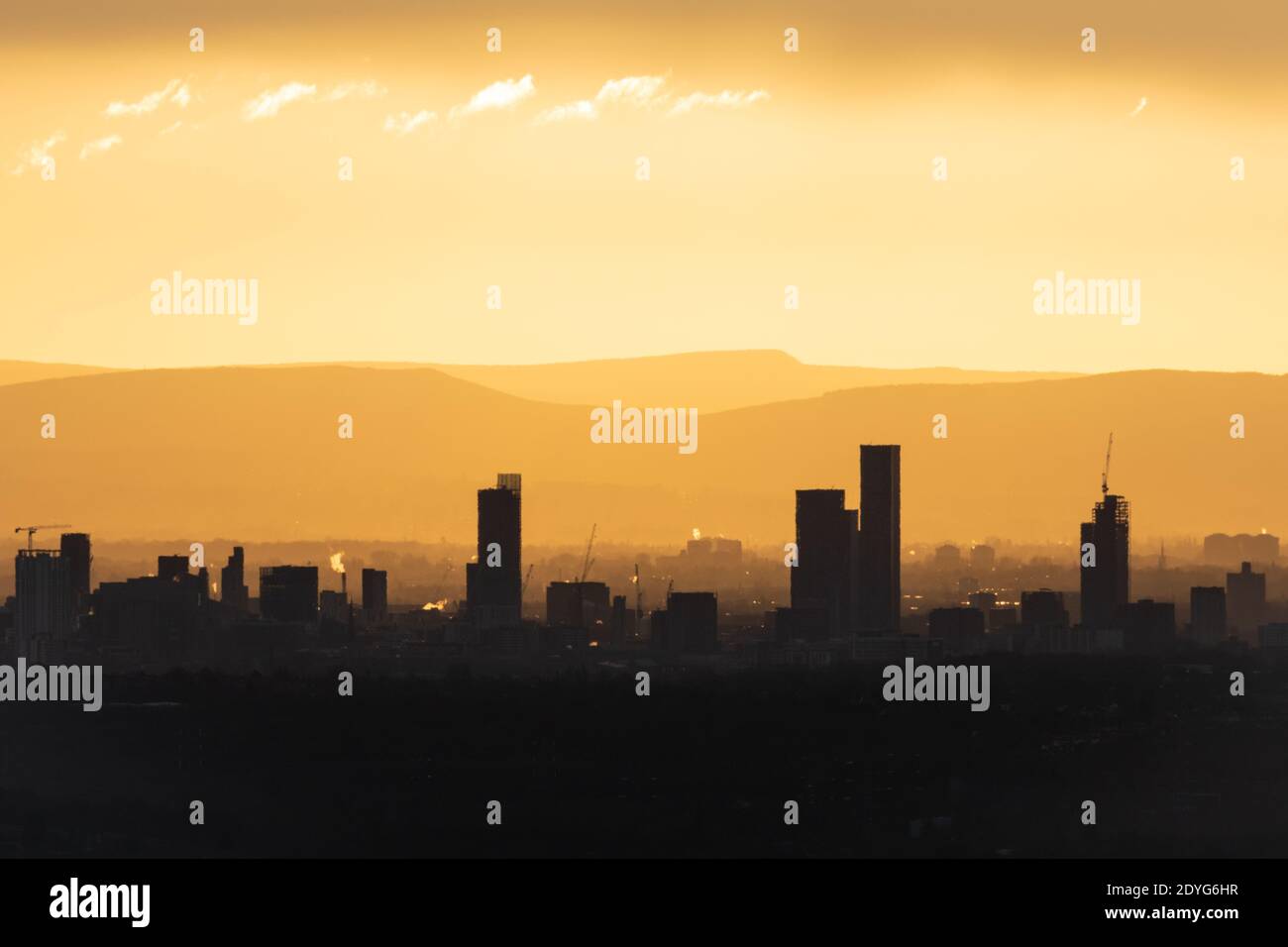 Lever de soleil au-dessus de la ville de Manchester, Angleterre Royaume-Uni, Grande-Bretagne, Grande-Bretagne, lever du soleil, lever du soleil au royaume-uni, lever du soleil au-dessus de la ville du Royaume-Uni, silhouettes blocs Banque D'Images