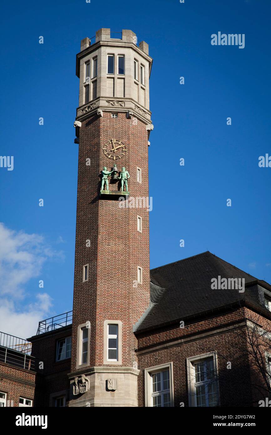 tour du bâtiment Haus Neuerburg sur la place Guelichplatz dans la ville historique, Cologne, Allemagne. Turm des Haus Neuerburg am Guelichplatz in d Banque D'Images