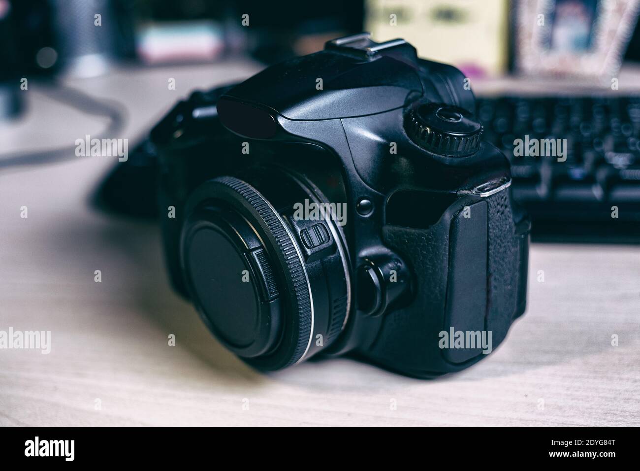 Avant et côté de la caméra DLSR Banque D'Images