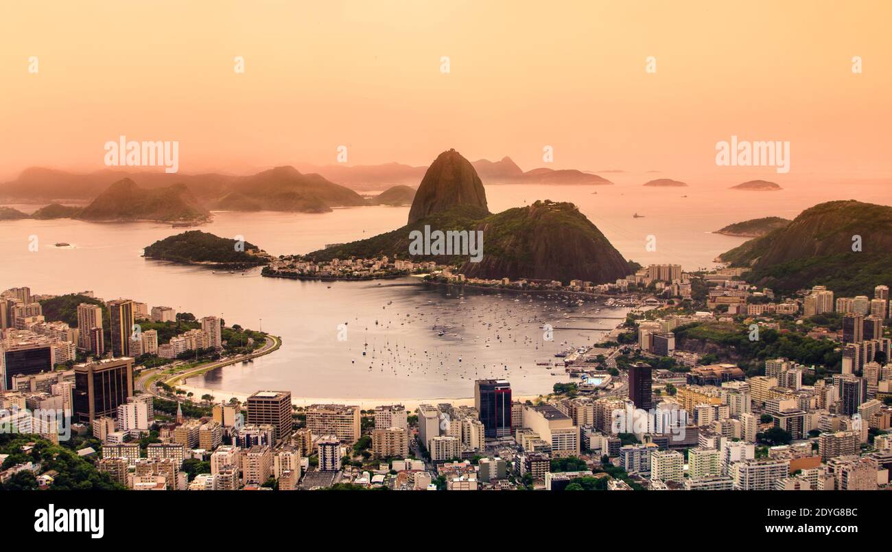 Rio de Janeiro, Brésil. Suggar Loaf et Botafogo plage vue de Corcovado au coucher du soleil Banque D'Images