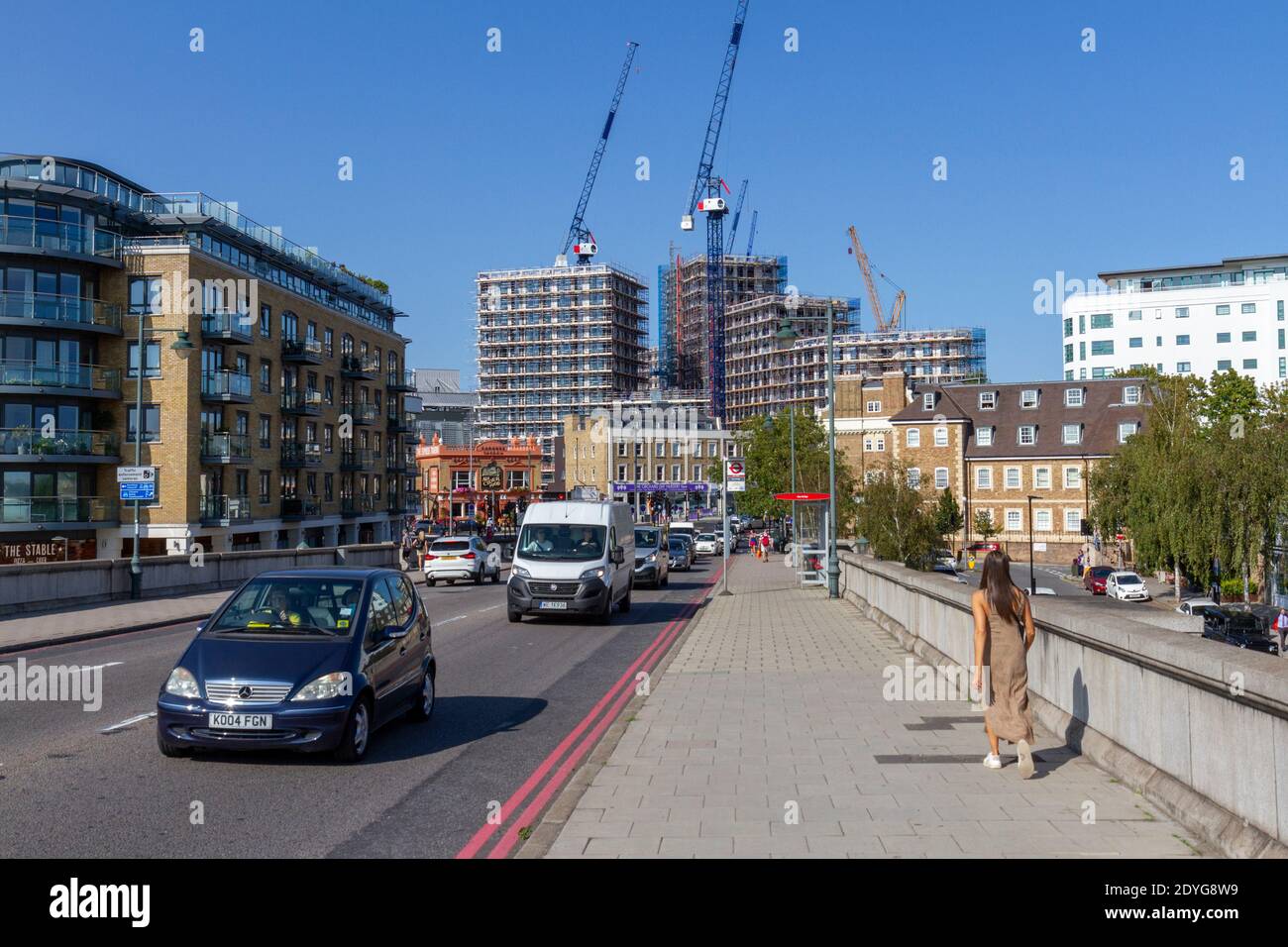 Vue du pont Kew vers le nouveau développement lié au stade communautaire Brentford, Brentford, Londres, Royaume-Uni. Banque D'Images