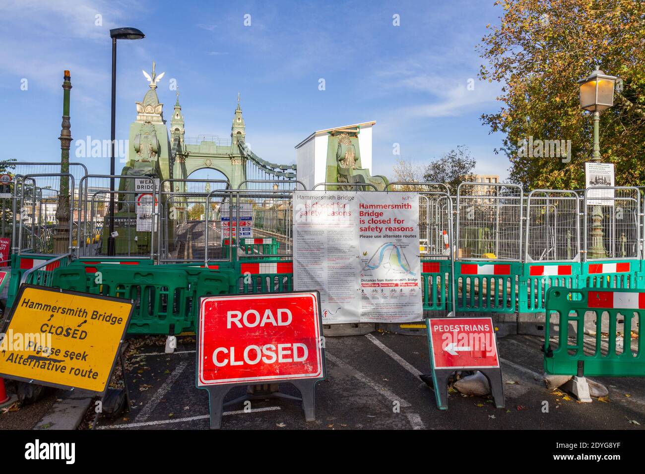 Le pont Hammersmith, au-dessus de la Tamise, a été fermé en raison de failles critiques dans la structure vieille de 133 ans, Londres, Royaume-Uni. Banque D'Images