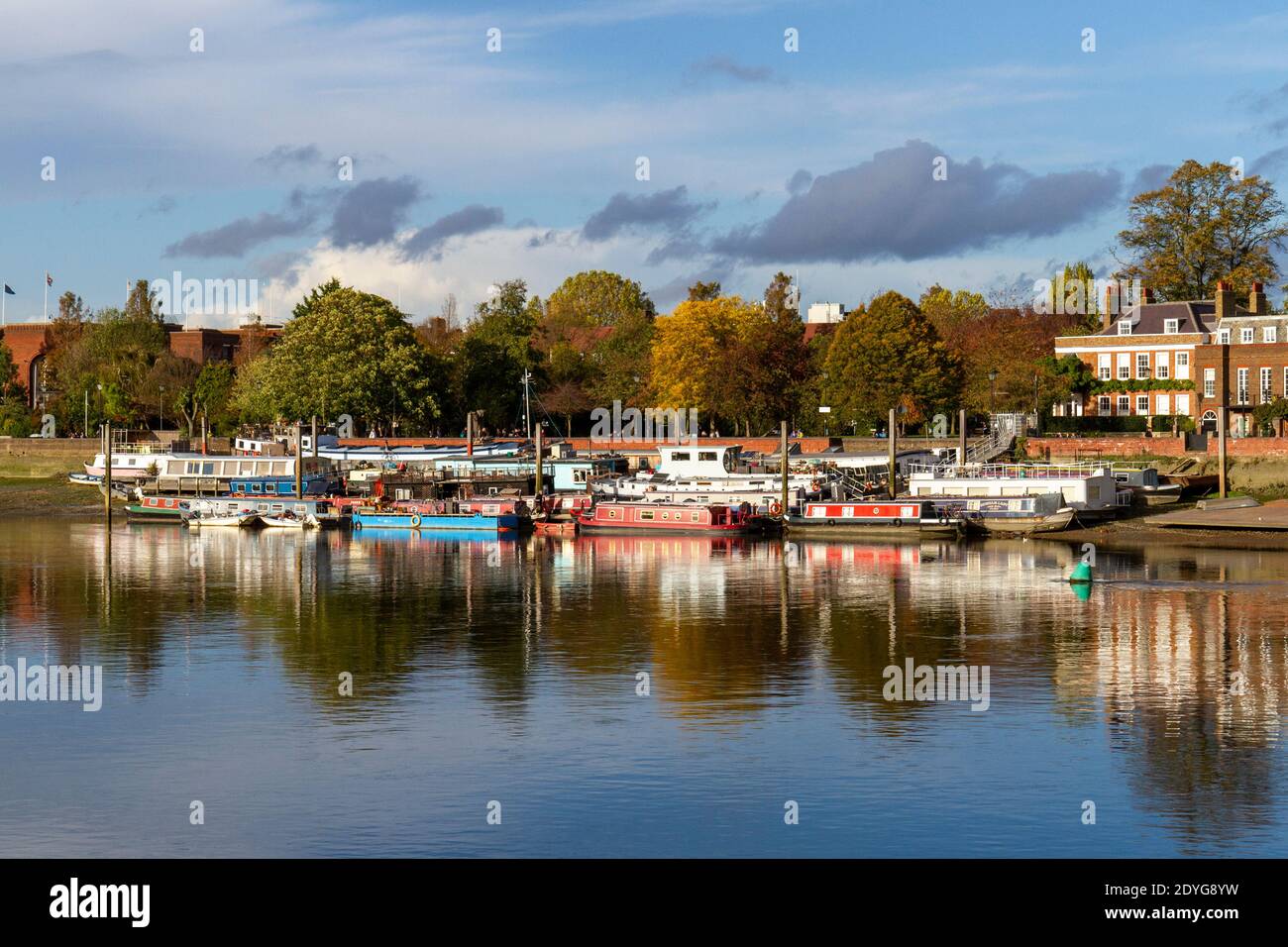 Vue sur la Tamise en direction de Hope Pier, Hammersmith, West London, Royaume-Uni. Banque D'Images