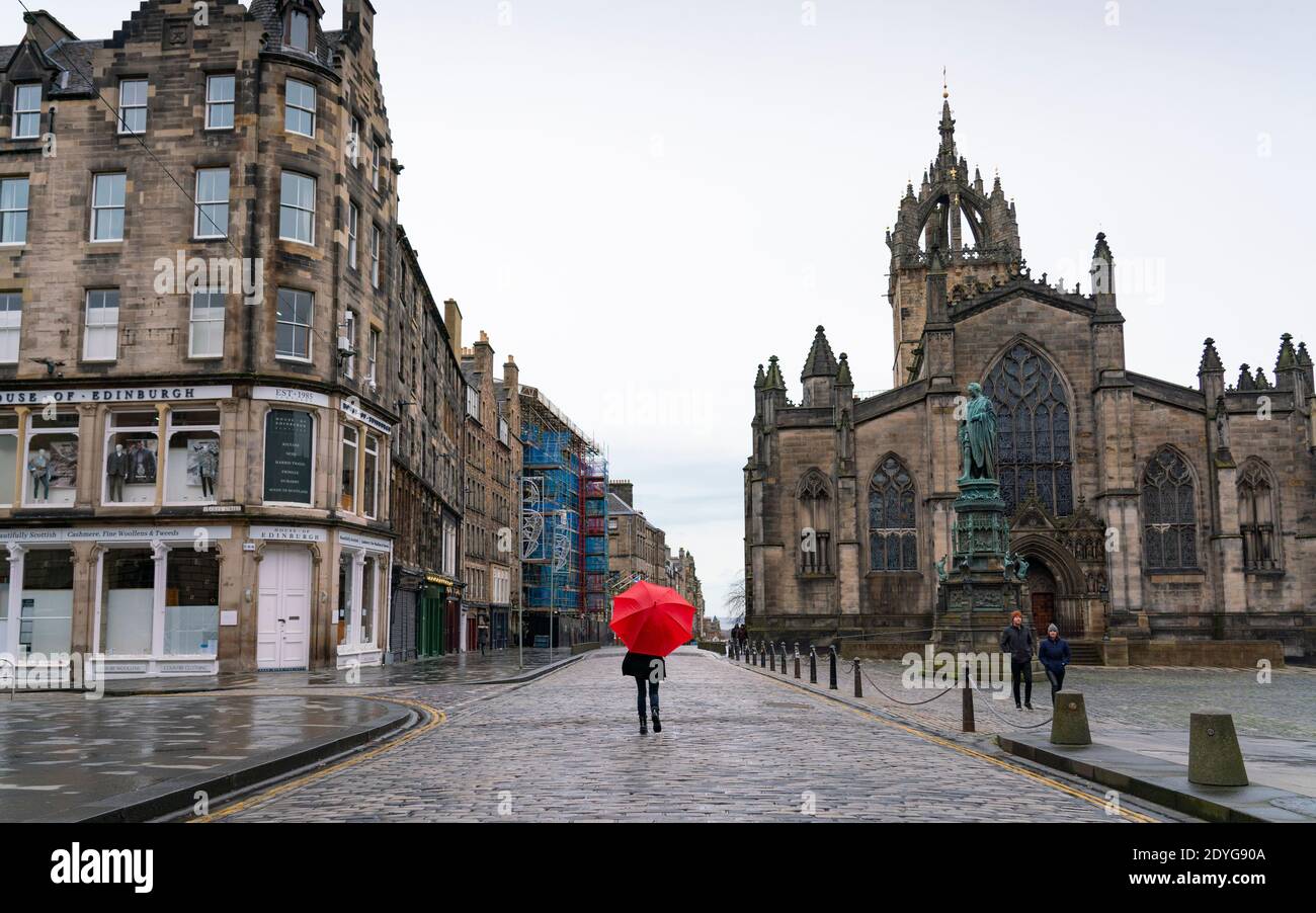 Édimbourg, Écosse, Royaume-Uni. 26 décembre 2020. Scènes du centre-ville d'Édimbourg lors d'un Boxing Day humide et venteux pendant la tempête Bella. Aujourd'hui, c'est le premier jour où l'Écosse est sous le niveau 4 et que tous les magasins et entreprises non essentiels sont fermés. En conséquence, les rues sont presque désertes avec très peu de personnes s'aventurant à l'extérieur. Iain Masterton/Alay Live News Banque D'Images