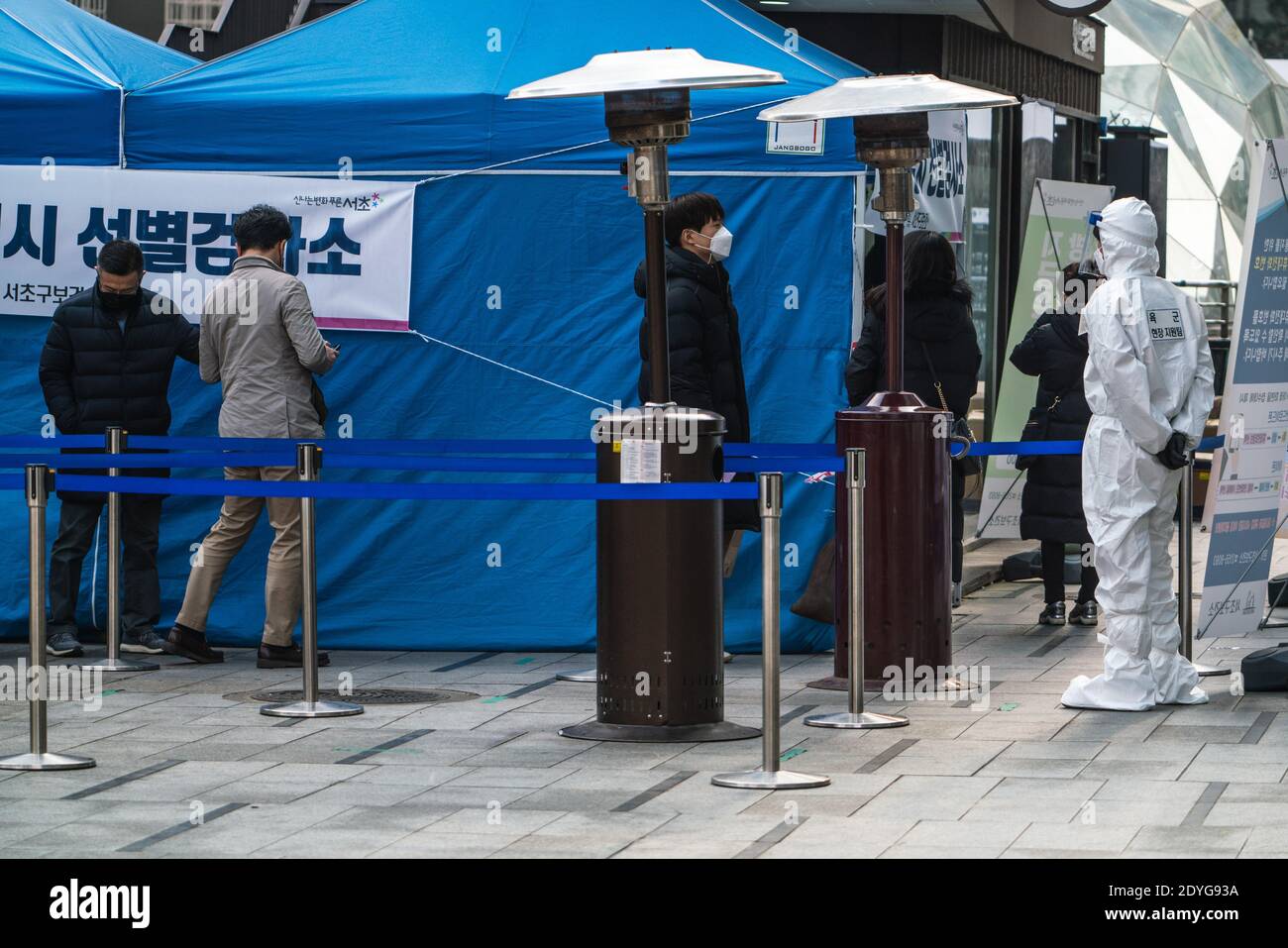 Les résidents en file d'attente d'un site temporaire de test COVID-19 à Gangnam Station, Séoul.Corée du Sud ont atteint 1,132 nouveaux cas confirmés de COVID19. Banque D'Images