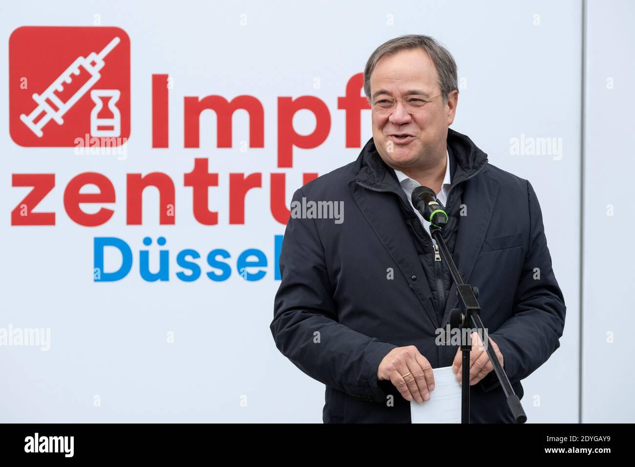 Déclaration d'Armin Laschet, Ministre Président de la Rhénanie-du-Nord-Westphalie, après l'arrivée du premier vaccin Banque D'Images