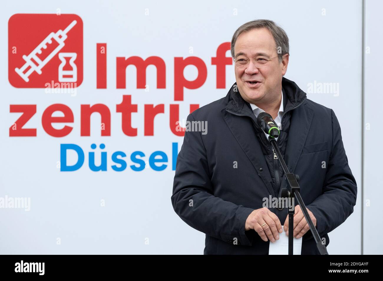 Déclaration d'Armin Laschet, Ministre Président de la Rhénanie-du-Nord-Westphalie, après l'arrivée du premier vaccin Banque D'Images