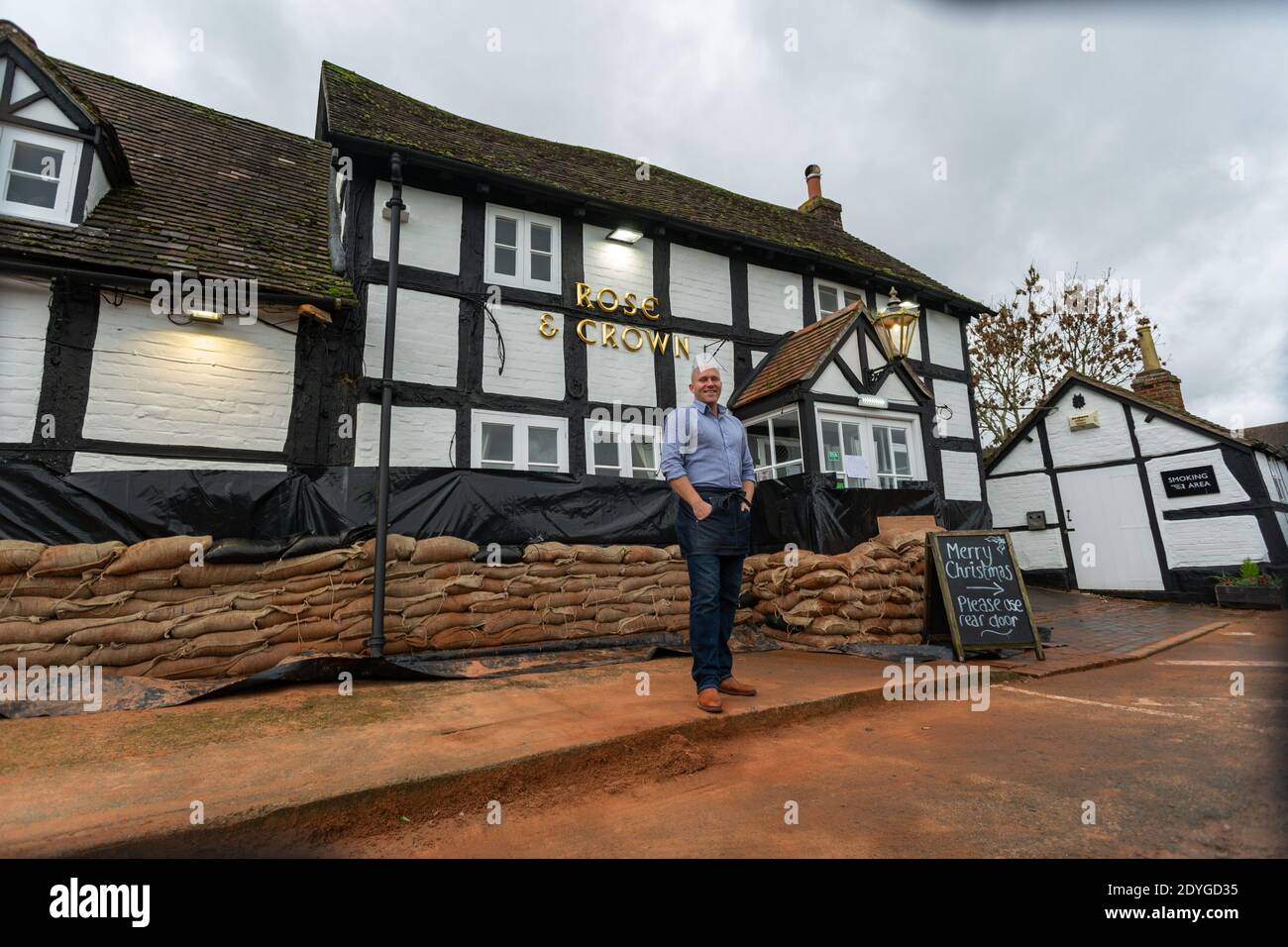 Severn Stoke, Worcestershire, Royaume-Uni. 26 décembre 2020. Le pub Rose and Crown de Severn Stoke dans Worcestershire a des sacs de sable comme défenses contre les crues. Le pub envahit la plupart des années quand les rivières Severn et Teme voisines explosent leurs rives. Proprieter Andrew Goodall a récemment pris le relais du pub et a consacré des milliers de personnes à la protection contre les inondations. Crédit : Peter Lophan/Alay Live News Banque D'Images