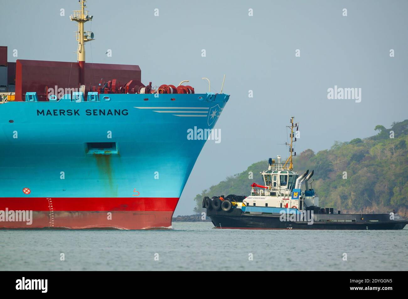 Le navire Maersk Senang et le remorqueur dans le canal de Panama, République du Panama. Mai 2008. Banque D'Images