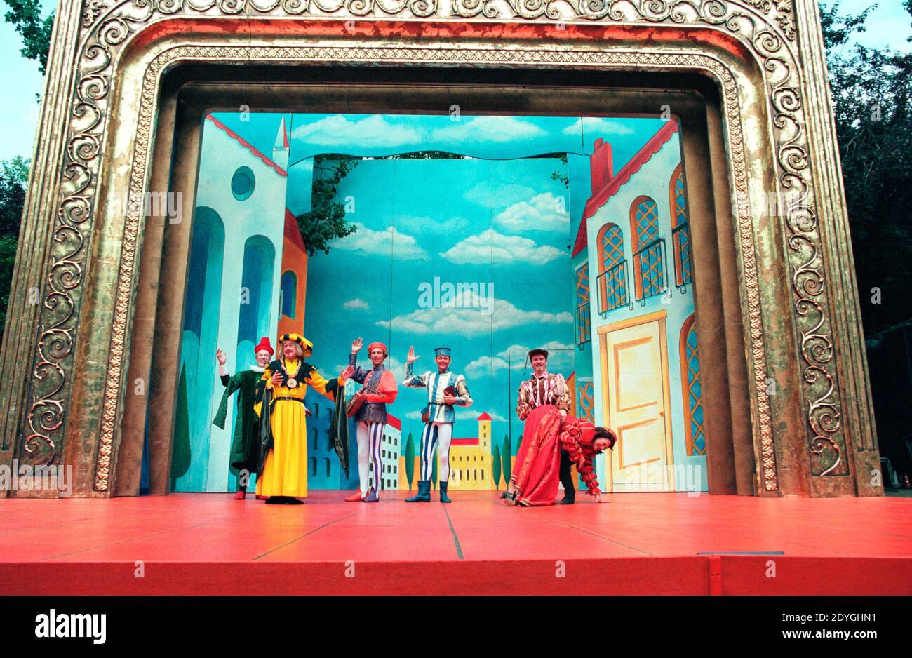l-r: Paul Bentley (Gremio), John Griffiths (Baptista), Paul Thornley (Hortensio), Graeme Henderson (Lucentio), Andrew C Wadsworth (Petruchio / Fred Graham), Louise Gold (Katherine / Lilli Vanessi) in KISS ME KATE at the Open Air Theatre, Regent's Park, London NW1 24/07/1997 Cole Music Book: Sam & Bella Spewack après le Taming of the Shrew par Shakespeare design: Paul Farnsworth éclairage: Jason Taylor chorégraphe: Lisa Kent réalisateur: Ian Talbot Banque D'Images