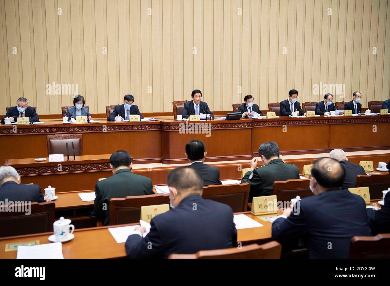 Pékin, Chine. 26 décembre 2020. Li Zhanshu, président du Comité permanent du Congrès national du peuple (CNP), préside la séance de clôture de la 24e session du Comité permanent du CNP à Beijing, capitale de la Chine, le 26 décembre 2020. Crédit: Li Tao/Xinhua/Alay Live News Banque D'Images