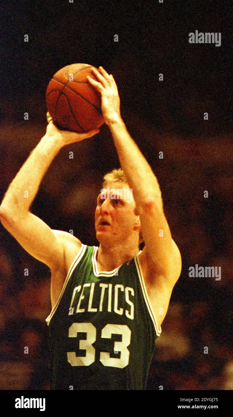 Larry Bird, des Boston Celtics, tire un jet libre lors d'un match contre les New York Knicks au Madison Square Garden le 26 mars 1988. Banque D'Images