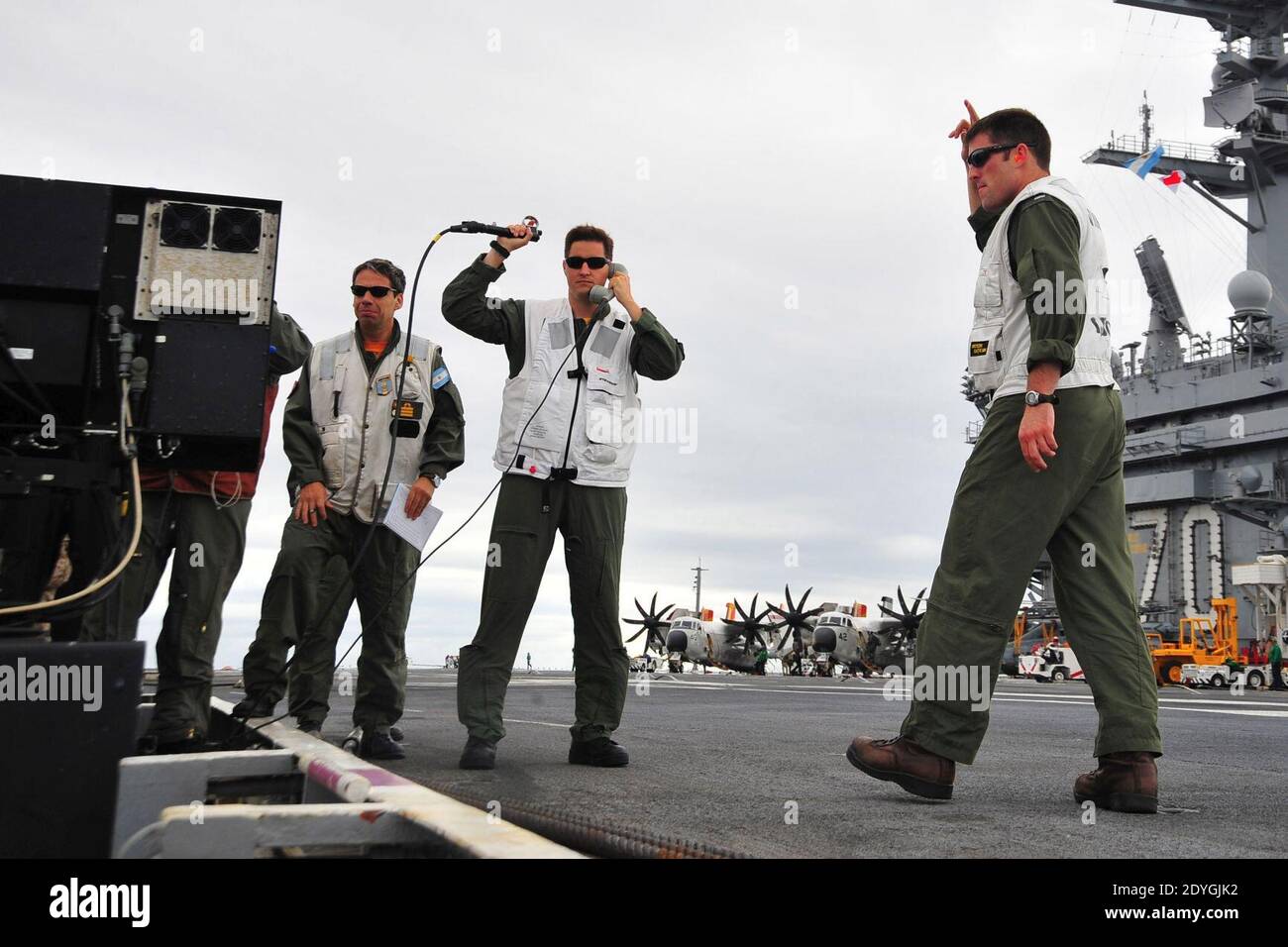 Officiers de signalisation d'atterrissage à bord de l'USS Carl Vinson (CVN-70) le 10 Mars 2010 (100310 Banque D'Images